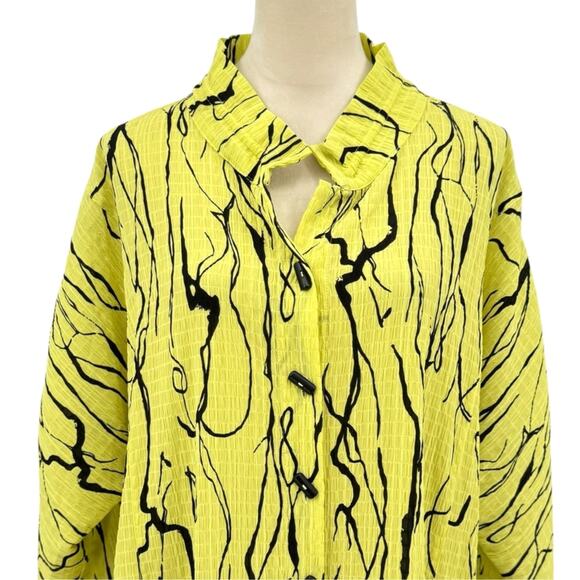 Ali Miles NWT Crinkle Crepe Neon Yellow & Black Abstract Wired Collar Tunic Top - Picture 5 of 12
